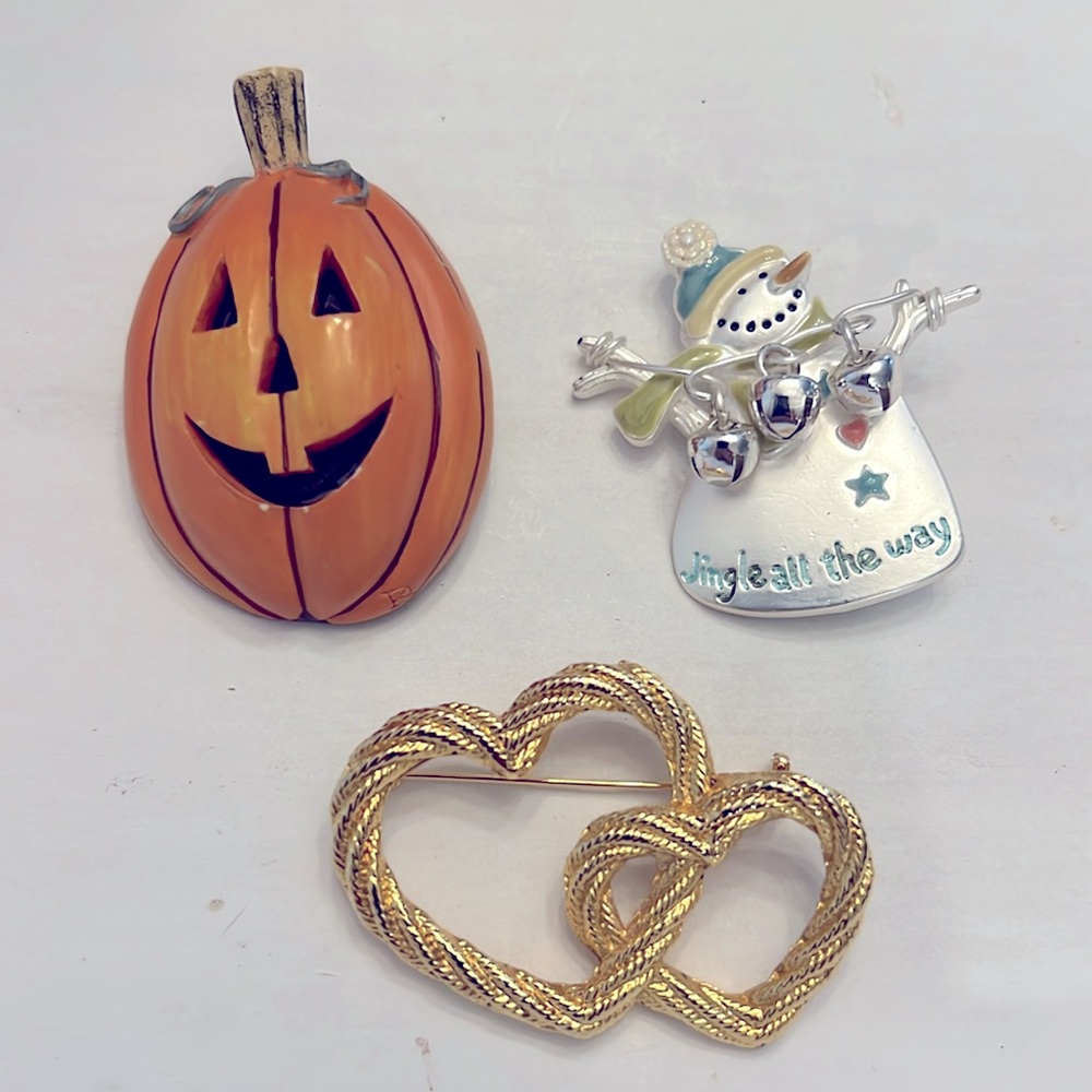 ⭐️3/15 Vintage Holiday Pin Bundle Halloween Pumpkin, Valentine Hearts, Snowman